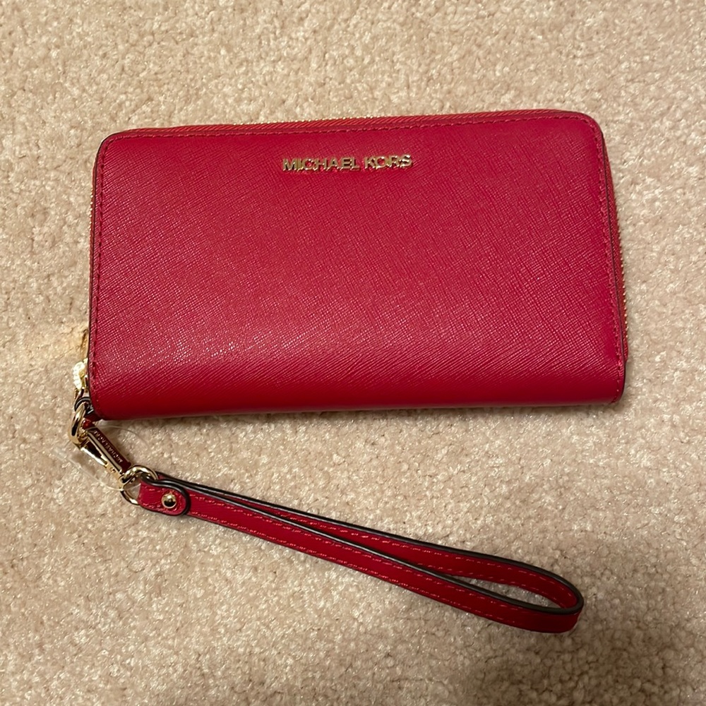 CLOSET CLEAN OUT!! NWT Leather Michael Kors Wristlet with Phone Case